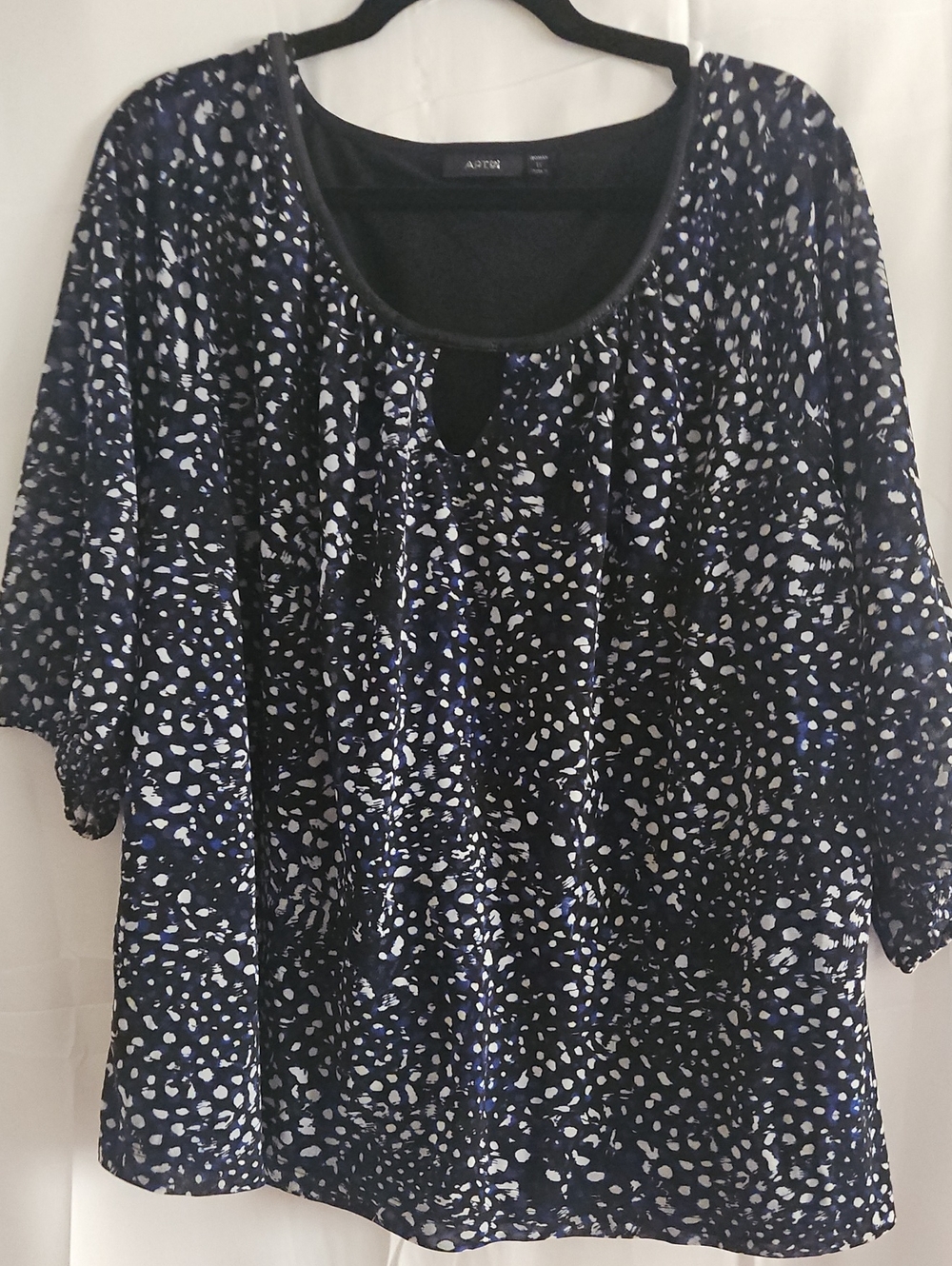 Apt. 9 Navy and White Keyhole Scoop Neck Blouse with Subtle Blue Accents